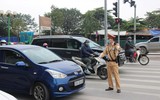Cảnh sát giao thông đeo khẩu trang, găng tay, sát trùng máy đo nồng độ cồn